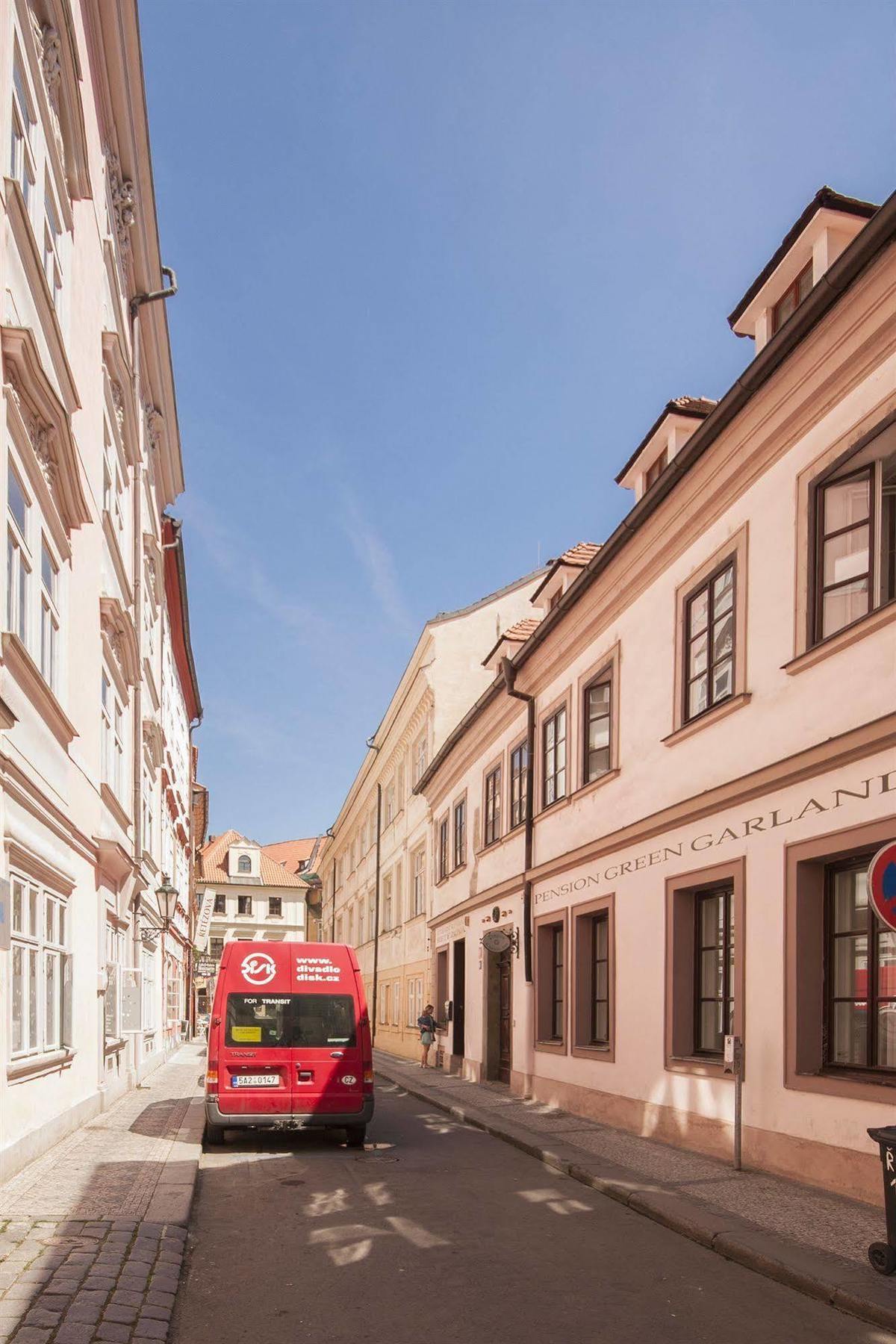 The Green Garland Pension Praag Buitenkant foto