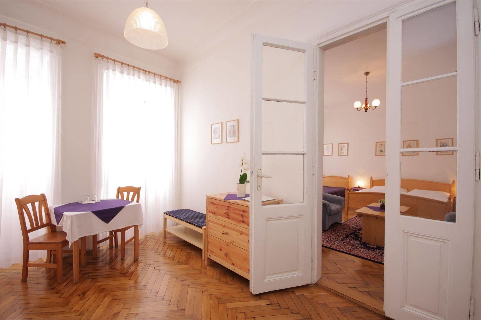 The Green Garland Pension Praag Buitenkant foto