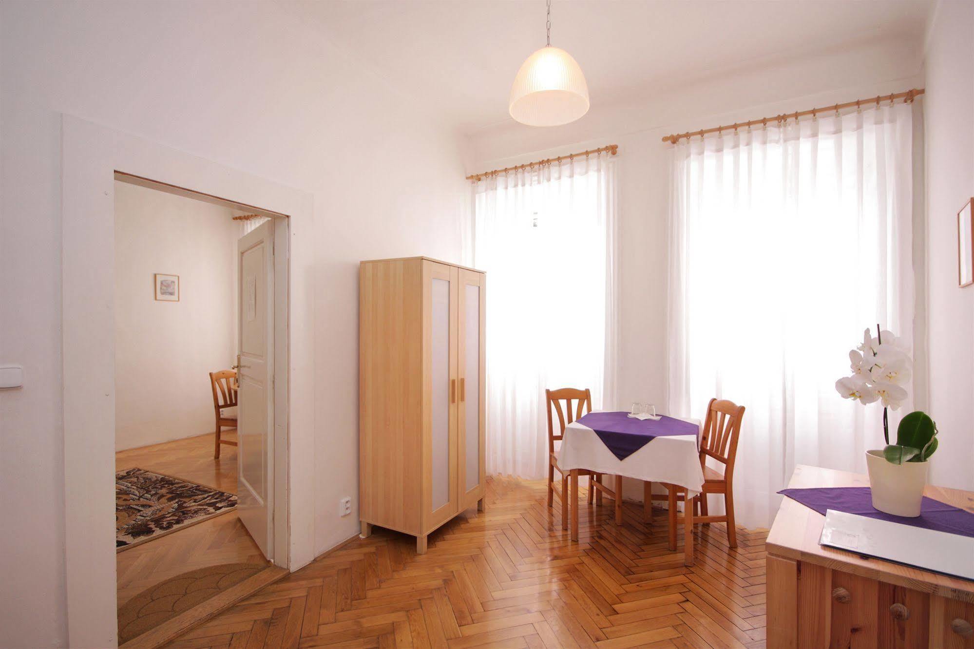 The Green Garland Pension Praag Buitenkant foto