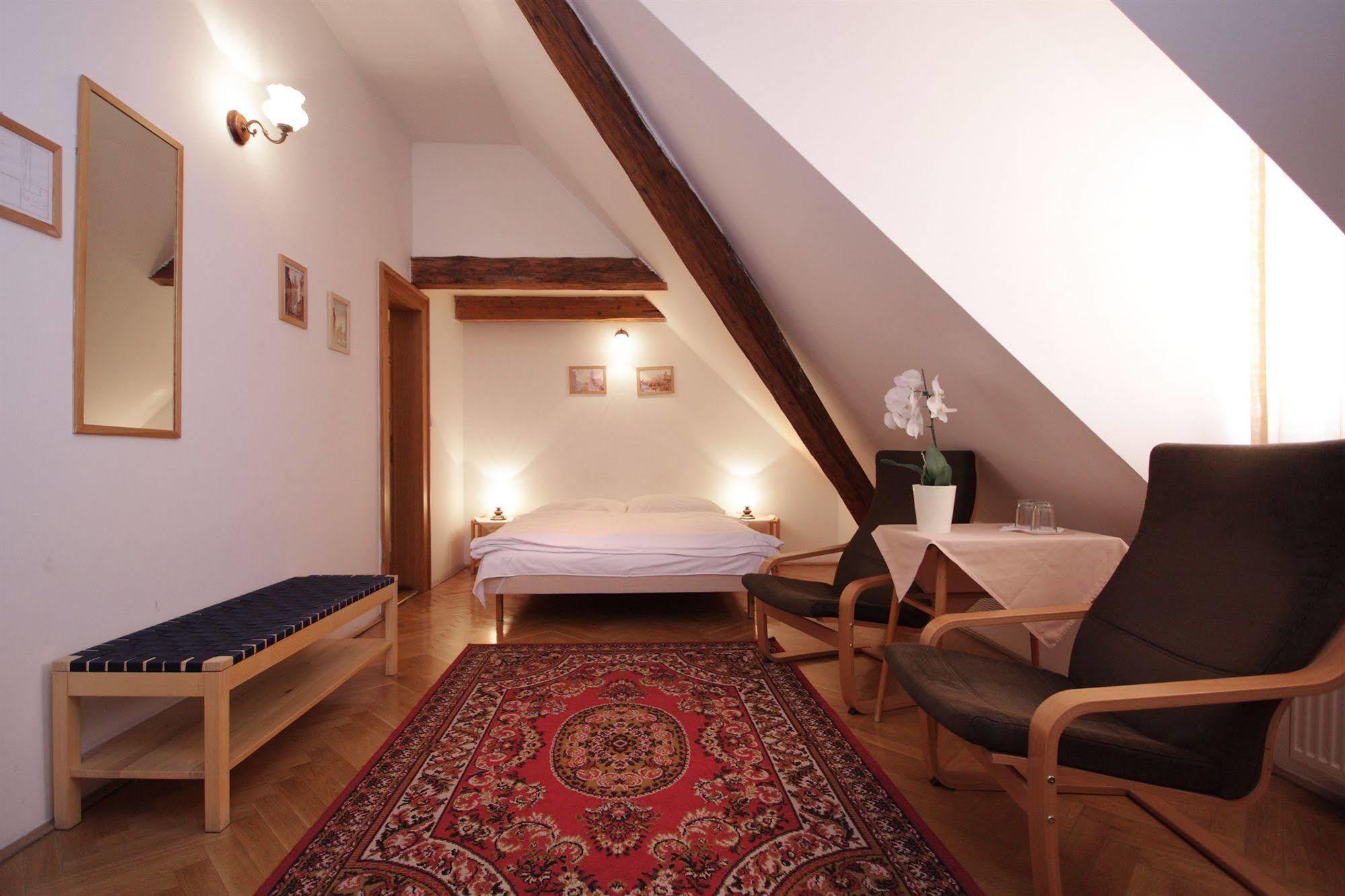 The Green Garland Pension Praag Buitenkant foto