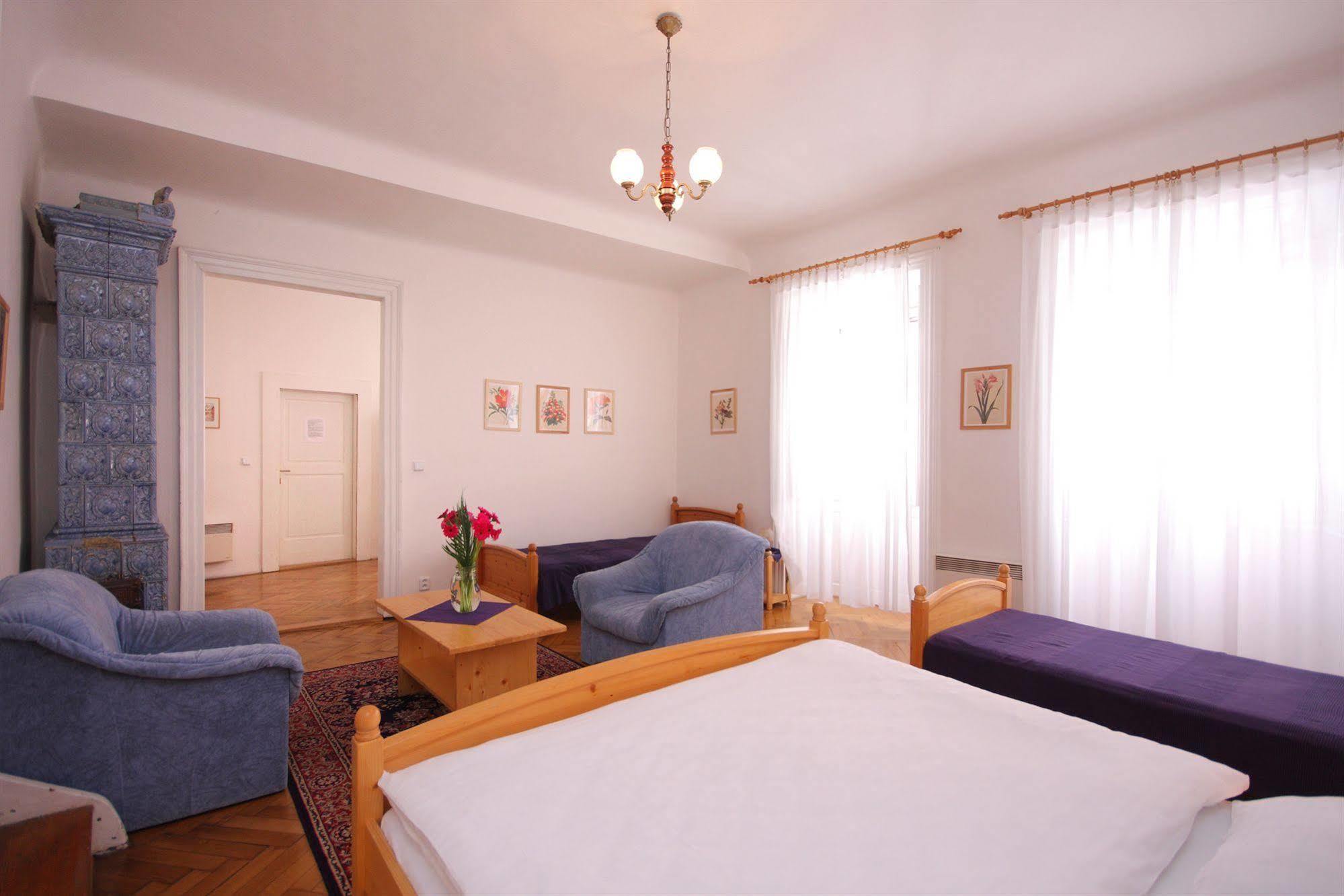 The Green Garland Pension Praag Buitenkant foto